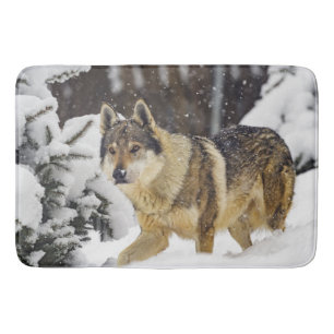 Big Beautiful Wild Wolf im Schnee Badematte