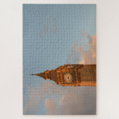Big Ben in London gegen einen Himmel mit einigen Puzzle (Vertikal)