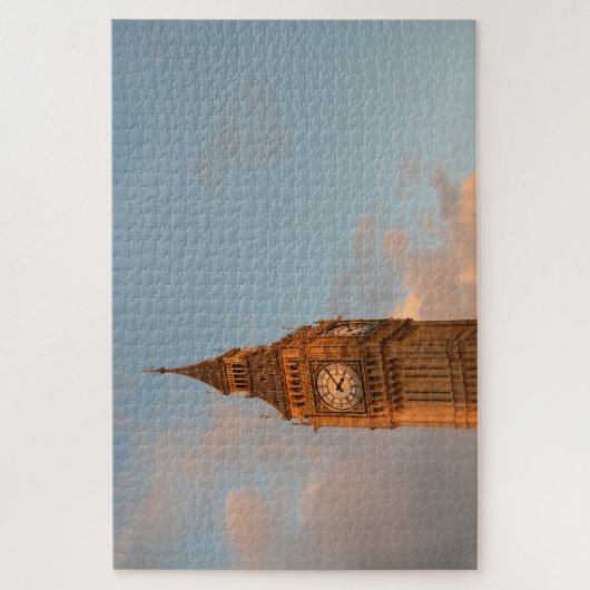 Big Ben in London gegen einen Himmel mit einigen Puzzle (Vertikal)