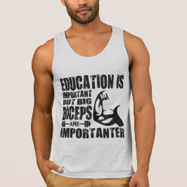 Big Biceps sind wichtiger als Shirt der Bildung