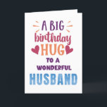 Big Birthday Hug Custom Birthday Card für Ehemann Dankeskarte<br><div class="desc">Zeigen Sie Ihrem Mann mit dieser lebendigen und herzlichen Geburtstagskarte, wie viel er Ihnen bedeutet! Mit der kühnen Nachricht "Ein großer Geburtstag Umarmung für einen wundervollen Ehemann" auf der Vorderseite ist es ein perfekter Weg, seinen besonderen Tag zu feiern. Auf der Rückseite befindet sich ein individualisierbarer Raum, in dem man...</div>