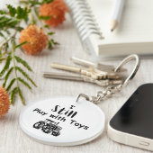 Big Boy Zitat: Ich spiele noch mit Spielzeug (Trak Schlüsselanhänger (Vorderseite rechts)