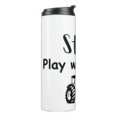 Big Boy Zitat: Ich spiele noch mit Spielzeug (Trak Thermosbecher (Nach links gedreht)