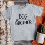 Big Brother | Matching Sibling Family Baby T-shirt<br><div class="desc">Maßgeschneiderte bedruckte Bekleidung personalisiert mit "Big Brother" Grafik in modernen Schriftart mit einem boho Pfeil-Design. Ideal für ein Foto zur Schwangerschaftsankündigung oder Geschenk für ältere Geschwister, wenn das neue Baby ankommt! Verwenden Sie die Entwurfswerkzeuge, um die Farben zu bearbeiten oder eigene Texte und Fotos hinzuzufügen, um ein eigenes T -...</div>