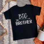 Big Brother | Matching Sibling Family T-Shirt<br><div class="desc">Maßgeschneiderte bedruckte Bekleidung personalisiert mit "Big Brother" Grafik in modernen Schriftart mit einem boho Pfeil-Design. Ideal für ein Foto zur Schwangerschaftsankündigung oder Geschenk für ältere Geschwister, wenn das neue Baby ankommt! Verwenden Sie die Entwurfswerkzeuge, um die Farben zu bearbeiten oder eigene Texte und Fotos hinzuzufügen, um ein eigenes T -...</div>