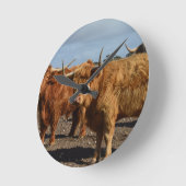 Big Brown Highland Cows, Runde Wanduhr (Winkel)