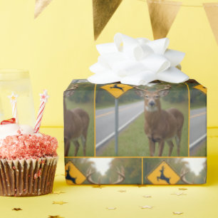 Big Buck Posing durch Hirsch-Kreuz-Zeichen Geschenkpapier