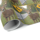 Big Buck Posing durch Hirsch-Kreuz-Zeichen Geschenkpapier (Rolleneckpunkt)