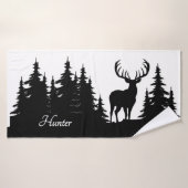 Big Buck unter Pine Trees Vector Name Badehandtuch (Badehandtuch)