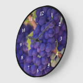 Big Bunch of Juicy Purple Grapes Große Wanduhr (Winkel)