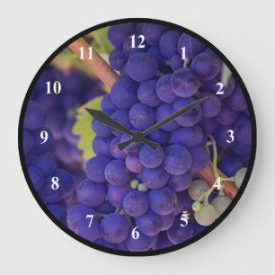 Big Bunch of Juicy Purple Grapes Große Wanduhr