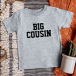 Big Cousin | Matching Family Baby T-shirt<br><div class="desc">Individuell bedruckte Bekleidung personalisiert mit "Big Cousin" Grafik oder anderen benutzerdefinierten Text. Verwenden Sie die Entwurfswerkzeuge, um die Textfarben und Schriftart zu bearbeiten oder eigene Fotos hinzuzufügen, um ein benutzerdefiniertes T - Shirt-Design zu erstellen. Wählen Sie aus einer großen Auswahl an T - Shirt, Tanklappen und Sweatshirts für Damen, Herren,...</div>