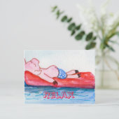 Big Daddy Pig schweben auf Raft am Strand Postkarte (Stehend Vorderseite)
