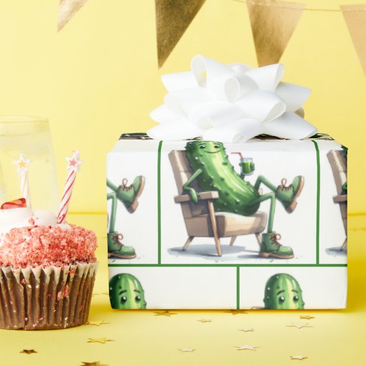 Big Dill Pickle sitzt im Stuhl Geschenkpapier (Geburtstagsparty)