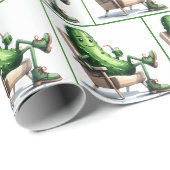 Big Dill Pickle sitzt im Stuhl Geschenkpapier (Rolleneckpunkt)