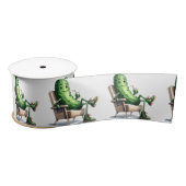 Big Dill Pickle sitzt im Stuhl Satinband (Spule)