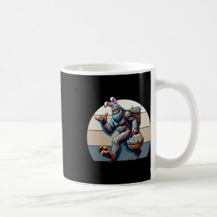 Big Foot mit sonnigen Ohren, die einen Bysket aus Kaffeetasse