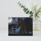 Big Foot oder Sasquatch Wolf Howling Vollmond Postkarte (Stehend Vorderseite)