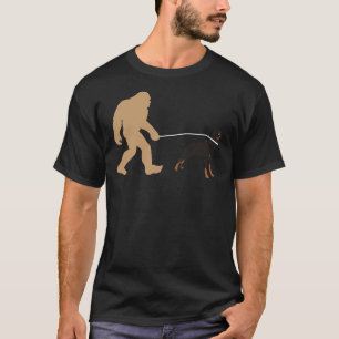 Big Foot Walking mit Rottweiler Hund T-Shirt