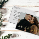 Big Foto Gold Foil Save the Date Folie Einladungspostkarte<br><div class="desc">Hochzeit speichern Sie das Datum Postkarte können Sie mit Ihrem Foto personalisieren. Save the Date wird auf der Postkarte in einer Kombination aus elegantem vergoldeten Schriftart und einem Wirblen goldenen Drehbuch geschrieben. Fügen Sie Ihre Namen und das Hochzeitsdatum in einem eleganten, zeitlosen Schriftart hinzu. Goldfolie Save the Date Postkarte personalisiert...</div>