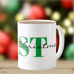 Big Green Monogram & Merry Christmas 11oz Classic Kaffeetasse<br><div class="desc">"Frohe Weihnachten" in einem modernen, eleganten Drehbuch und drei großen Monogramm-Initialen in Grün dekorieren diese kühnen 11oz Tasse. Große Kapazität für warme oder kalte Getränke. Ändern Sie einfach die Initialen mit der Vorlage; ändern Sie auf nur 1 oder 2 Initialen, wenn Sie möchten. Großer Raum für hyphenisierte Initialen. Auch in...</div>