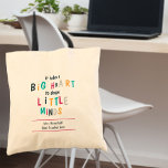 Big Heath Teacher Zitat Niedliche bunte Typografie Tragetasche<br><div class="desc">Personalisierte Tasche mit Lehrer Zitat - großartiges Geschenk für Ende des Jahres danke oder Lehrer Wertschätzung anwesend. Das Design ist beidseitig bedruckt und weist eine niedliche farbenfrohe Typografie auf. Das Zitat lautet: "Es braucht ein großes Herz, um kleine Gedanken zu formen" und Sie können mit dem Namen des Lehrers und...</div>