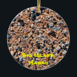 Big Island Beach & Sand Keramik Ornament<br><div class="desc">Ein einzigartiges Geschenk oder Sake für den hawaiianischen Reisenden. Der schwarze Lava-Felsen am Strand und der wunderschöne Sand auf diesem zweiseitigen Zierwerk nah. Der Name und das Datum des Jahres können angepasst werden.</div>