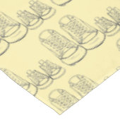 Big Little Shoes Neue Baby Dusche Sneaker Gelb Tischdecke (Schrägansicht)