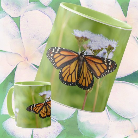 Big Monarch Butterfly auf Wildblumen Natur Tasse