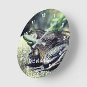 Big Old Bullfrog auf Rock Personalisiert Runde Wanduhr (Winkel)