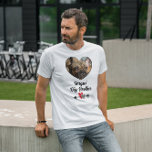 Big personalisierte Hund Foto T - Shirt<br><div class="desc">Dieses Shirt enthält den spielerischen Satz "Fergus' Big Brother" in fett gedruckten Buchstaben, mit einem Foto eines Hundes in der Mitte, eingebettet in ein Herz. Ideal für Hundefreunde, die eine besondere Bindung zu ihren Hundemängern haben. Lass den Kindern, ihre Liebe für ihren Hundefreund mit diesem phantastischen Shirt zu zeigen. Anpassungsoptionen:...</div>