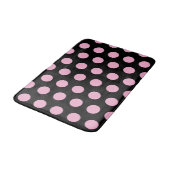 Big Pink Polka Punkte auf schwarz Badematte (Schrägansicht)