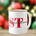 Big Red Initials & Merry Christmas 11oz Classic Kaffeetasse<br><div class="desc">"Frohe Weihnachten" in einem modernen, eleganten Drehbuch und drei große Monogramm-Initialen in Rot schmücken diese fett-klassische 11oz-Kaffee-Tasse. Große Kapazität für warme oder kalte Getränke. Ändern Sie einfach die Initialen mit der Vorlage; ändern Sie auf nur 1 oder 2 Initialen, wenn Sie möchten. Großer Raum für hyphenisierte Initialen. Auch in 15oz...</div>