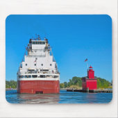 Big Red Lighthouse und ein Frachtschiff Mousepad (Vorne)