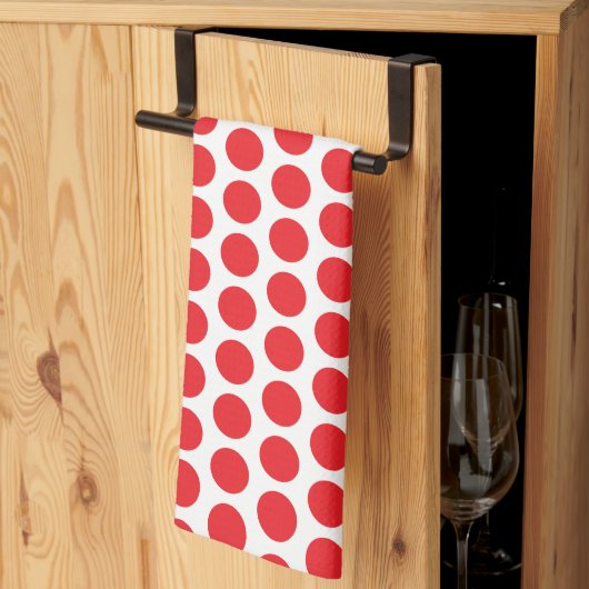 Big Red Polka Dots Handtuch (Drittel gefaltet)