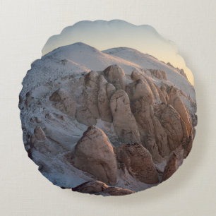 BIG-ROCK-FORMATIONEN MIT SCHNEE RUNDES KISSEN