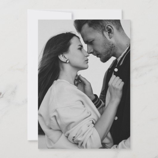 Big Script Bride & Groom Names Minimalistische Hoc Save The Date (Rückseite)