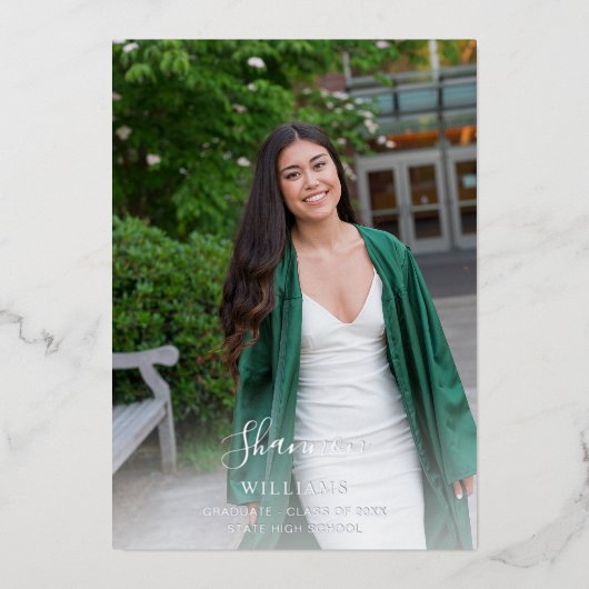 Big Script Name Foto Grad Party Vertikale WEISSE Folieneinladung (Vorderseite)