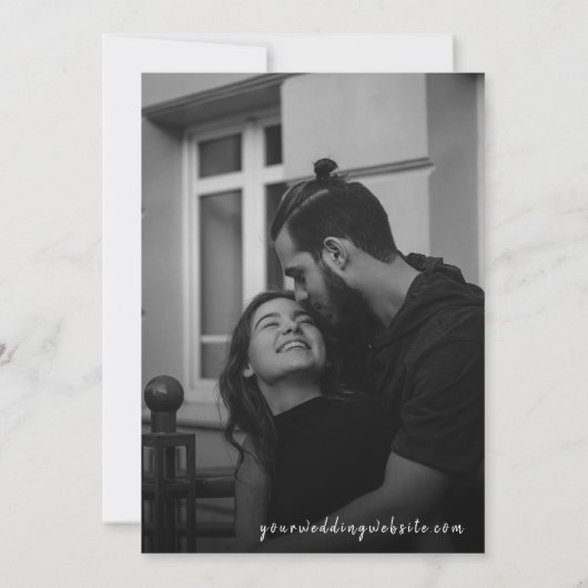 Big Script Schwarz und Weiß Hochzeit Speichern Sie Einladung (Rückseite)