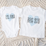 Big Sis Blue Heart Matching Sibling Family Baby T-shirt<br><div class="desc">Individuell bedrucktes Bekleidungsstück personalisiert mit einer Aquarellherz-Grafik und "Big Sis"-Text in einem niedlichen handgeschriebenen Schriftart. Ideal für ein Foto zur Schwangerschaftsankündigung oder Geschenk für ältere Geschwister, wenn das neue Baby ankommt! Verwenden Sie die Entwurfswerkzeuge, um die Farben zu bearbeiten oder eigene Texte und Fotos hinzuzufügen, um ein eigenes T -...</div>