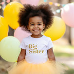 Big Sister | Gold Matching Sibling Family Baby T-shirt<br><div class="desc">Individuell bedrucktes Kleidungsstück personalisiert mit "Big Sister" Grafik in modernem Schriftart. Ideal für ein Foto zur Schwangerschaftsankündigung oder Geschenk für ältere Geschwister, wenn das neue Baby ankommt! Verwenden Sie die Entwurfswerkzeuge, um die Farben zu bearbeiten oder eigene Texte und Fotos hinzuzufügen, um ein eigenes T - Shirt zu erstellen. Wählen...</div>