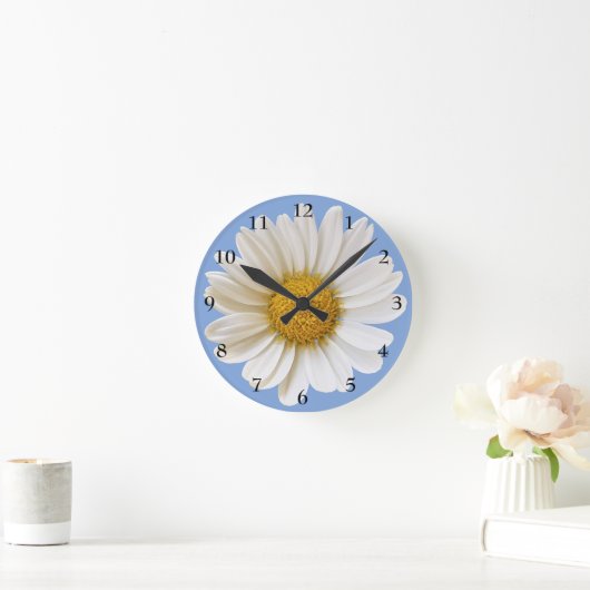 Big White Daisy auf Light Blue Runde Wanduhr (Zuhause)