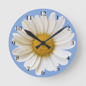 Big White Daisy auf Light Blue Runde Wanduhr (Vorderseite)