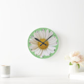 Big White Daisy auf Light Sage Green Runde Wanduhr (Zuhause)