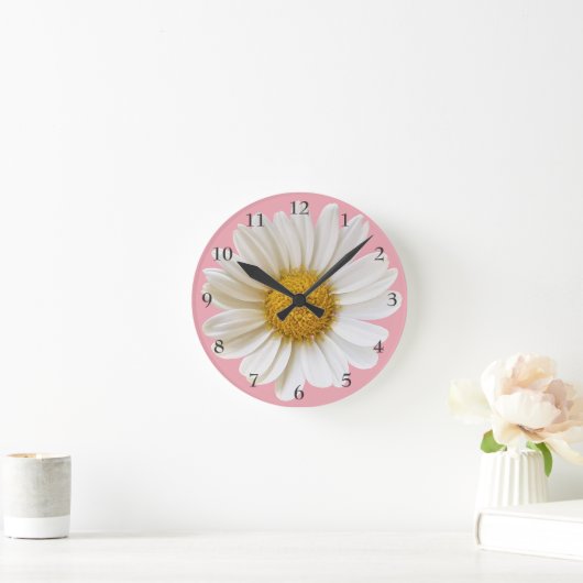Big White Daisy auf rosa Hintergrund Runde Wanduhr (Zuhause)