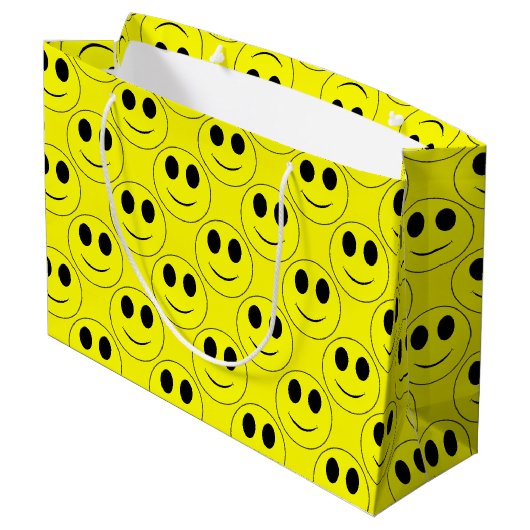 Big Yellow Happy Face Allover Große Geschenktüte (Rückseite Schrägansicht)
