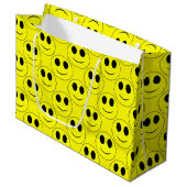 Big Yellow Happy Face Allover Große Geschenktüte (Vorderseite Schrägansicht)