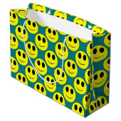 Big Yellow Happy Face Allover Große Geschenktüte (Rückseite Schrägansicht)