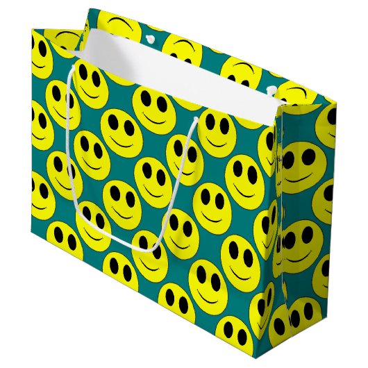 Big Yellow Happy Face Allover Große Geschenktüte (Vorderseite Schrägansicht)
