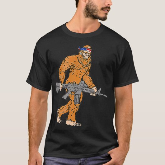 Bigfoot 2nd Amendment Right to Bear Arms Gun & USA T-Shirt (Vorderseite)
